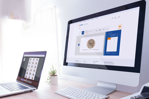 Dois monitores de computador em uma mesa, um mostrando uma interface de usuário, e o outro uma coleção de moedas.